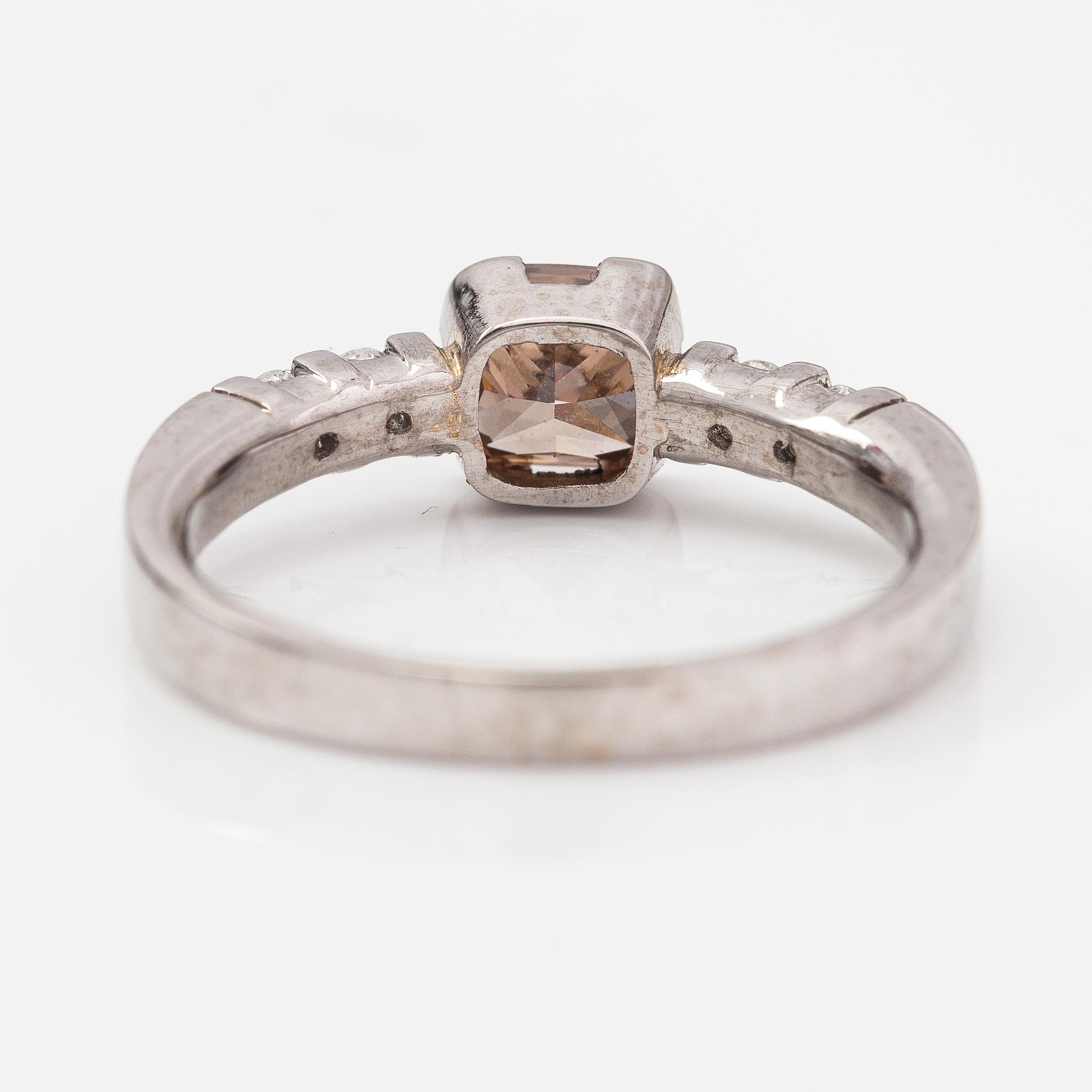 Sormus, 14K valkokultaa, timantteja n. 1.14 ct yht. Kultakeskus, 2004.