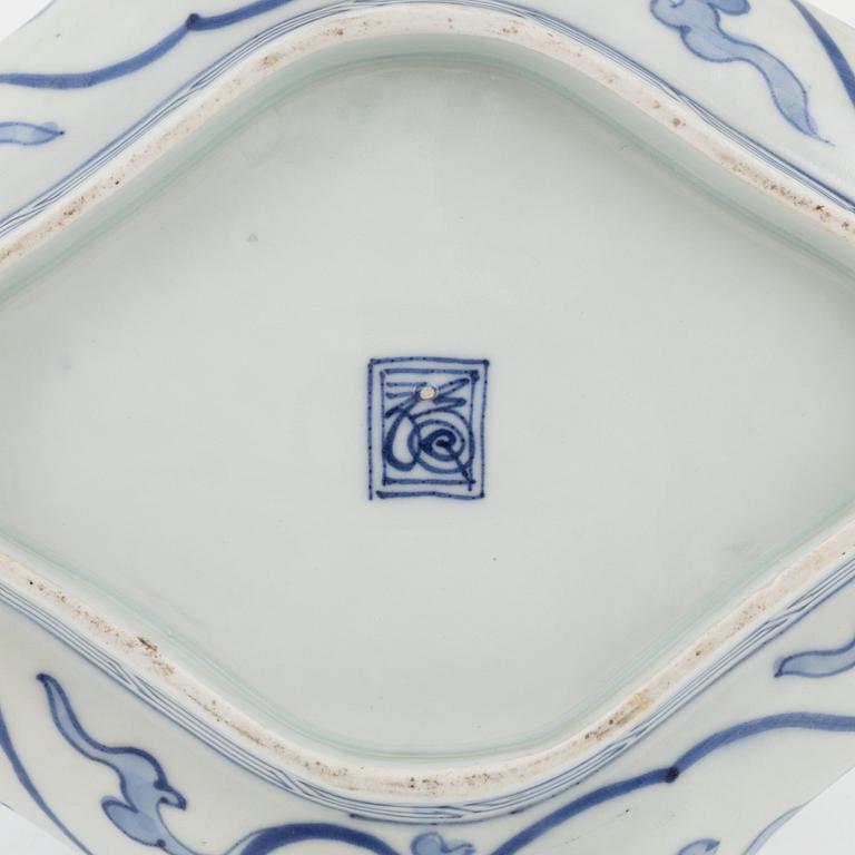 A set of six Japanese blue and white 'Ko-Imari' porcelain dishes, presumably Edo period, (1603-1868).