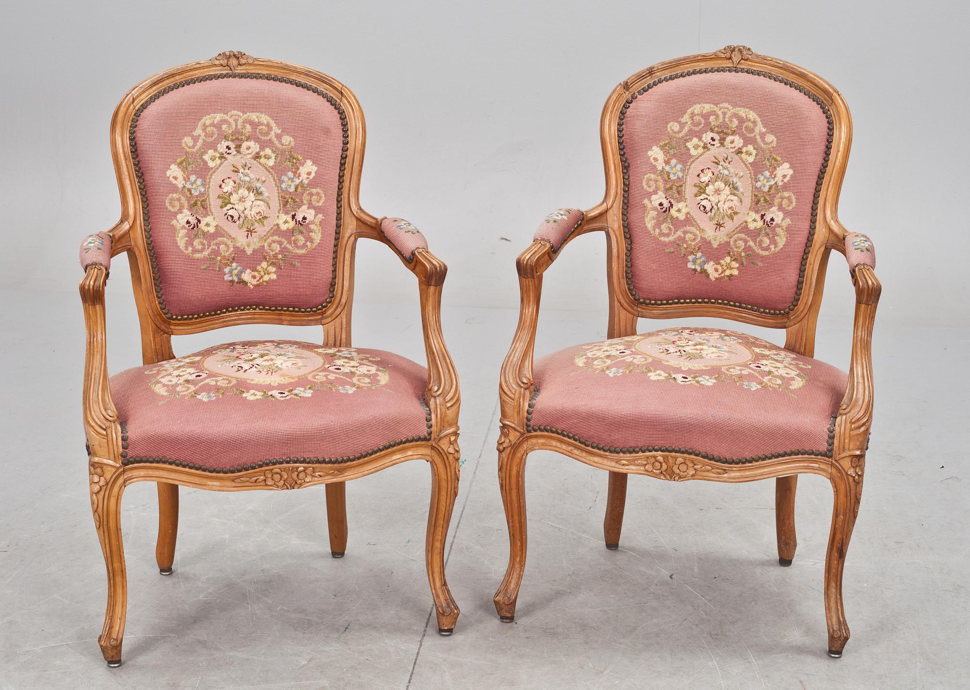 KARMSTOLAR, ett par. Rokokostil, 1900-tal.