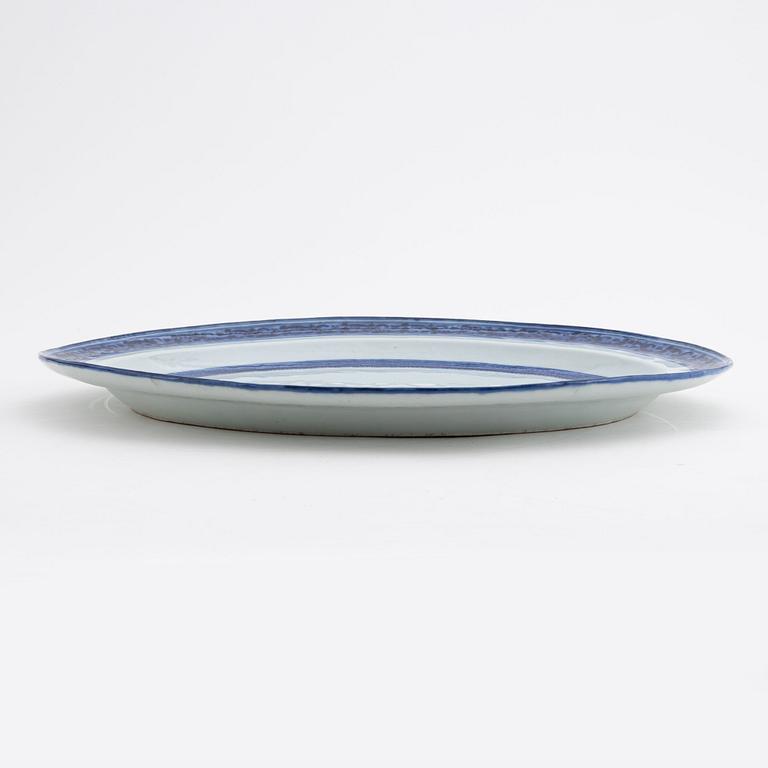 A blue and white serving dish, Qing dynasty, Jiaqing (1796-1820).