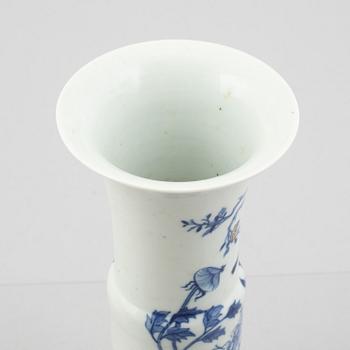 A blue and white porcelain vase and a pair of bowls, China, 19th-20th century.