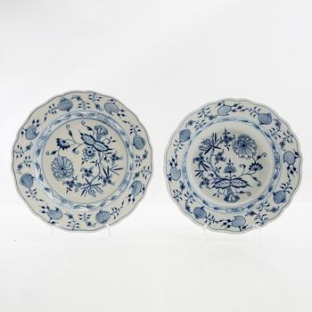 Service 89 pcs "Onion Pattern" Meissen, second half of the 20th century.