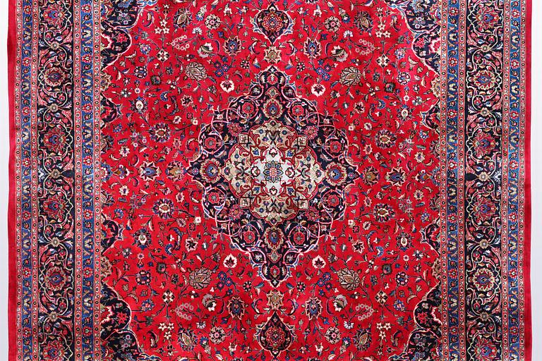 A carpet, Kashan, ca 395 x 295 cm.