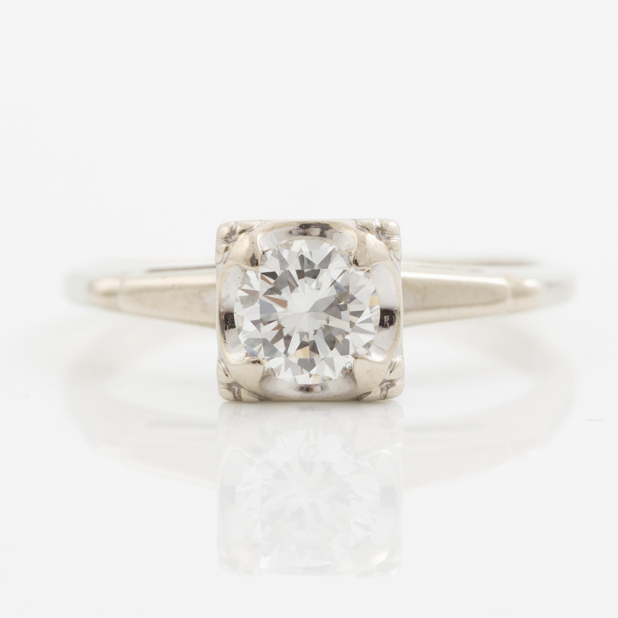 Ring, solitaire, 14K white gold with brilliant-cut diamond.