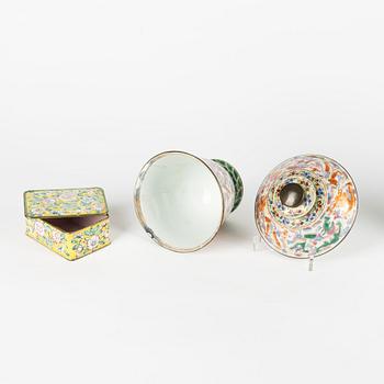 Two porcelain dishes and a jar with cover. An enamel on copper coaster and cigarette case. China, late Qingdynasty/20th.
