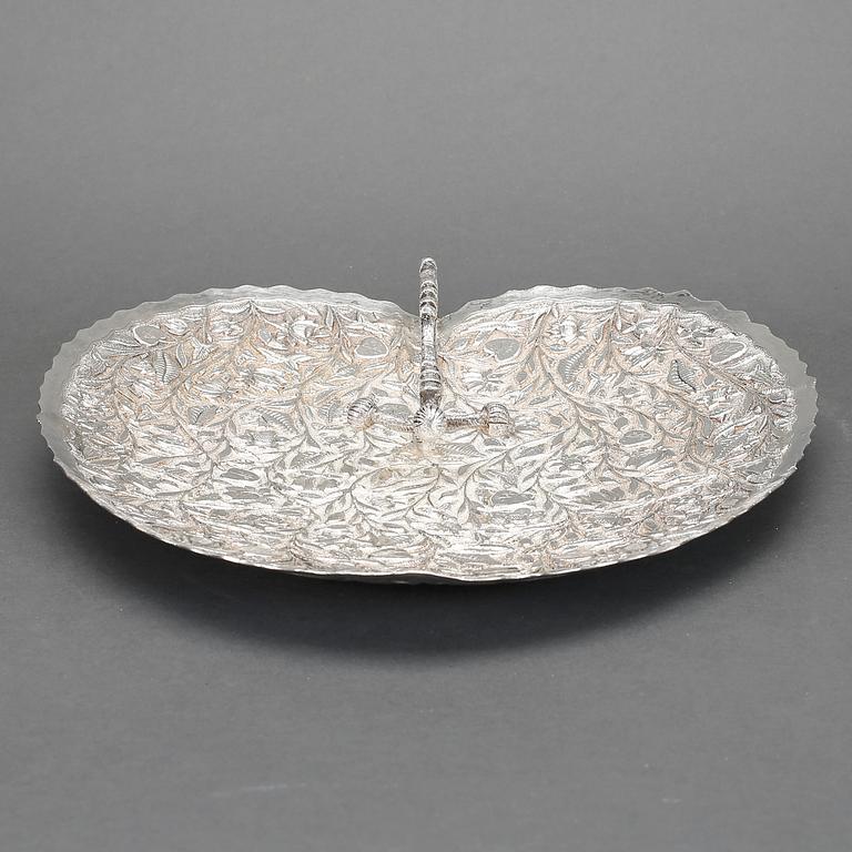 UPPLÄGGNINGSFAT, silver, 1900-talets förra hälft. Vikt ca 617 gram.