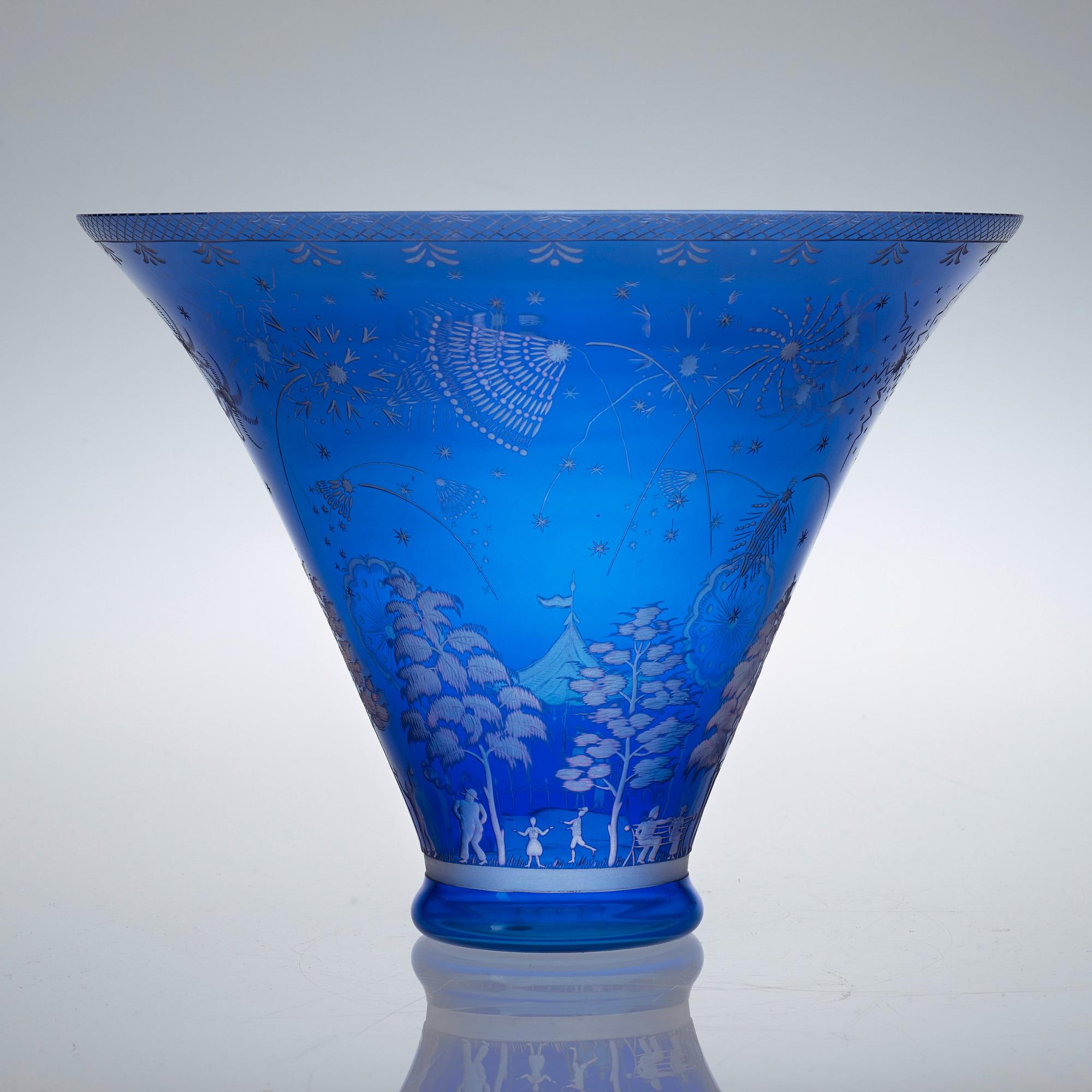 An Edward Hald engraved glass bowl, Orrefors 1945.
