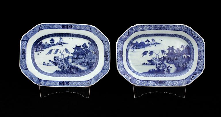STEKFAT, ett par, porslin, Jiaqing. Kina omkring år 1800.