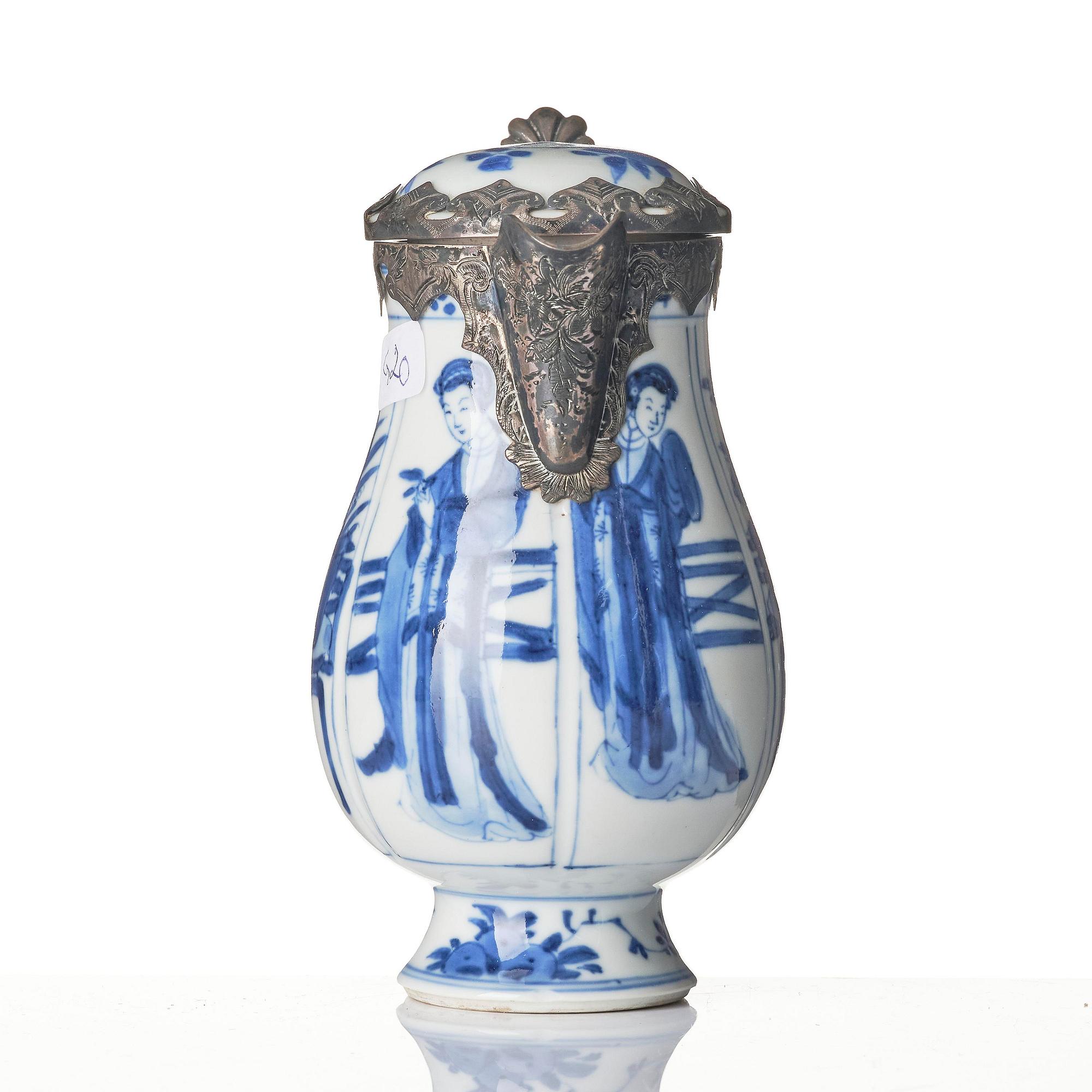 Two blue and white 'lange lisen' vases and a ewer, Qing dynasty, Kangxi (1662-1722).