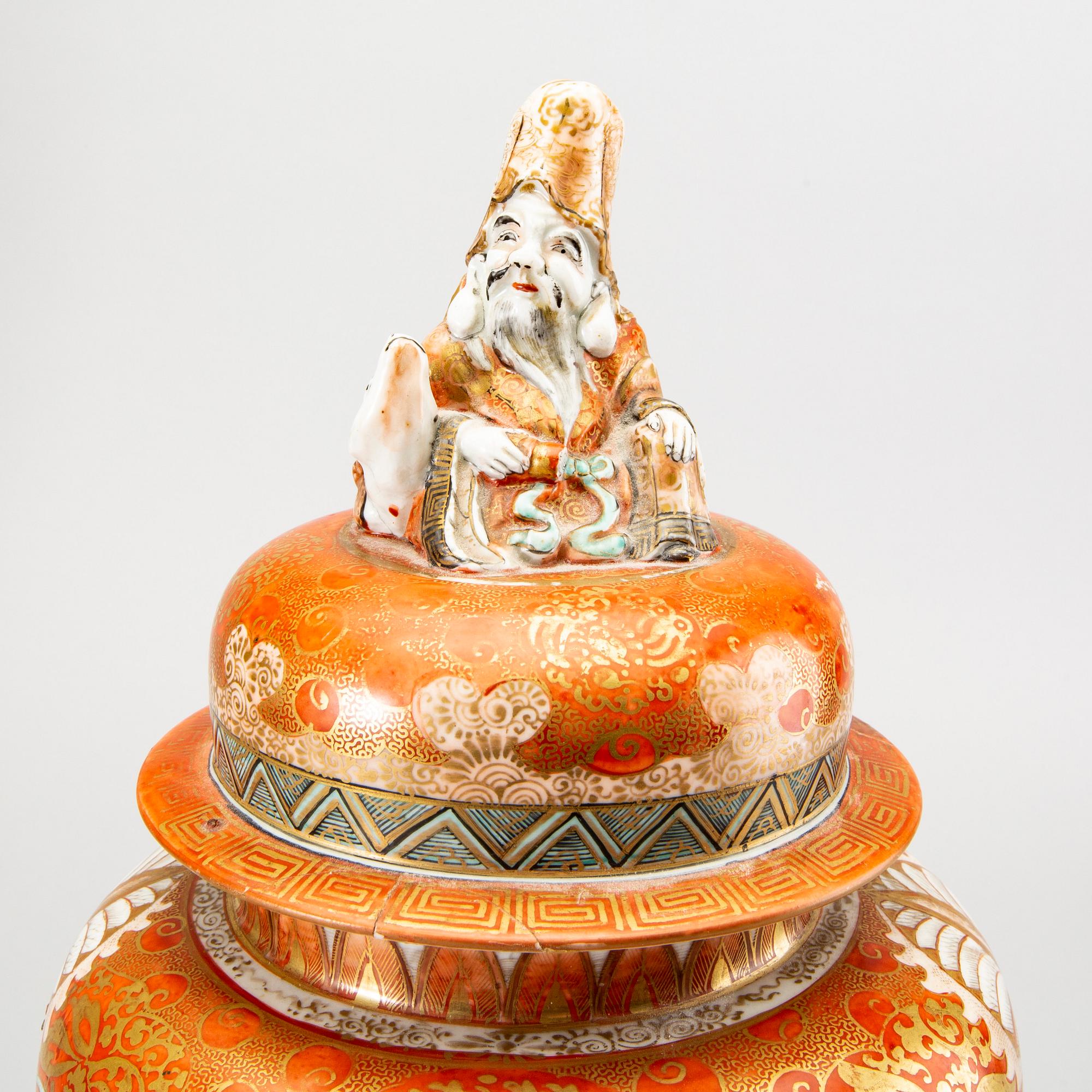 A Chinese porcelain urn around 1900.