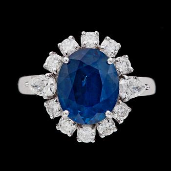 154. RING, blå oval fasettslipad safir, 3.67 ct samt briljantslipade diamanter, tot. 0.84 ct.