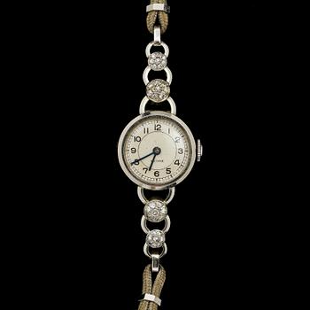 DAMARMBANDSUR, platina med 32 små diamanter, Schweiz, 1900-talets andra hälft. Vikt 10 g.