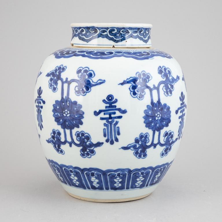 A chinese blue and white porcelain ginger jar, Qing dynasty, 18/19th century.