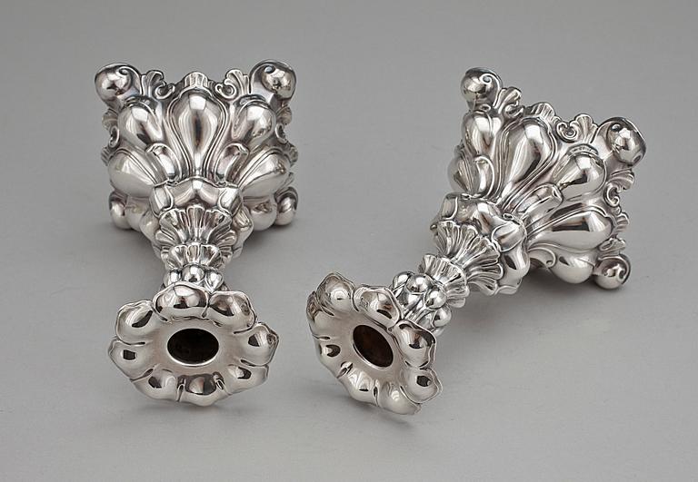 LJUSSTAKAR, ett par, silver, rokokostil, C.G. Hallberg, Stockholm, 1939.