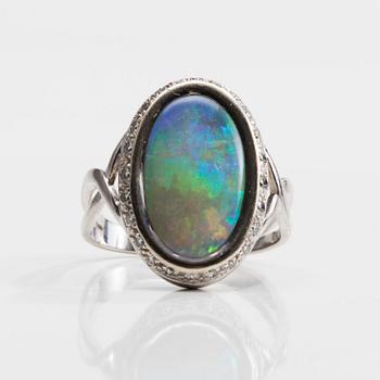 RING, 18K guld, opal 0,25 ct, diamanter. 1980-tal. Vikt 7,4 g.