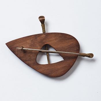 Vivianna Torun Bülow-Hübe, a wooden and brass brooch, executed in her own workshop, Stockholm ca 1948-52.