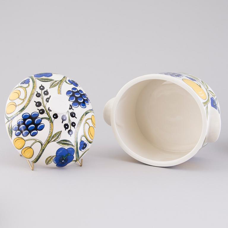 BIRGER KAIPIAINEN, a 69-pcs 'Paratiisi' tableware set for Arabia, latter half of the 20th Century.