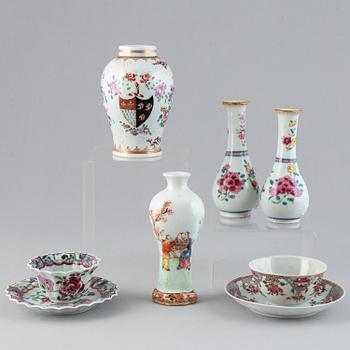 A group of five chinese export porcelain objects, Qing dynasty, 18th Century.