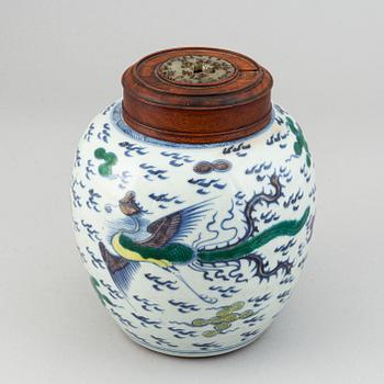 A phenix and dragon jar, Qing dynasty, 18th Century.