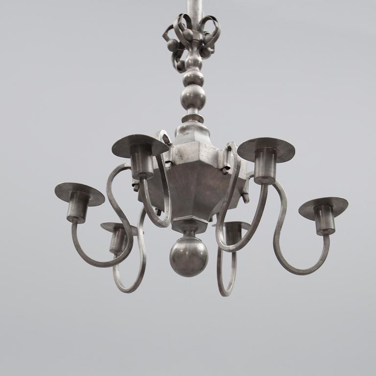 TAKLAMPA, tenn, 1900-talets första hälft. Höjd ca 62 cm.