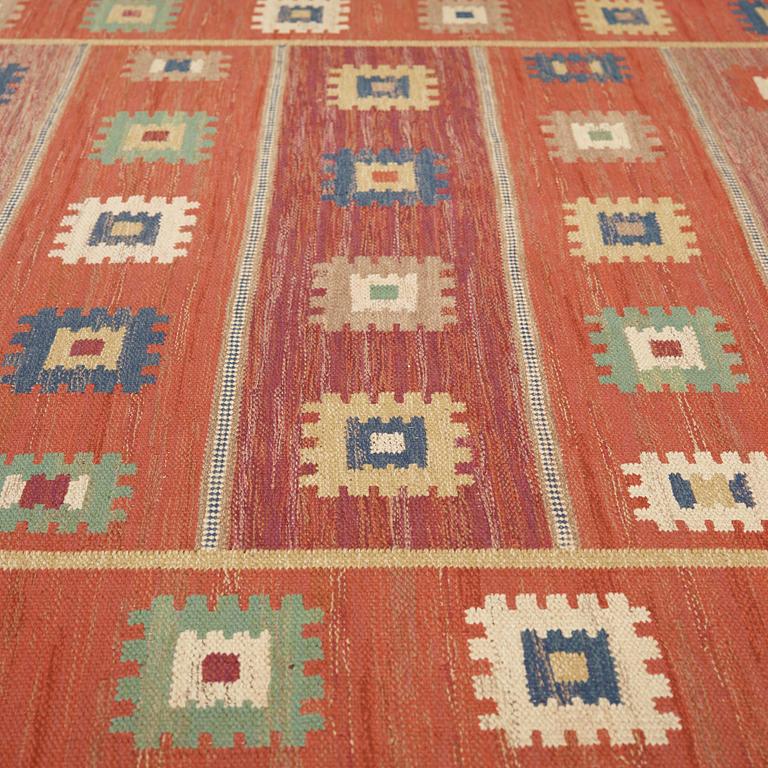 Märta Måås-Fjetterström, A CARPET. "Röd Grön Äng". Flat weave. 301 x 200 cm. Signed AB MMF.