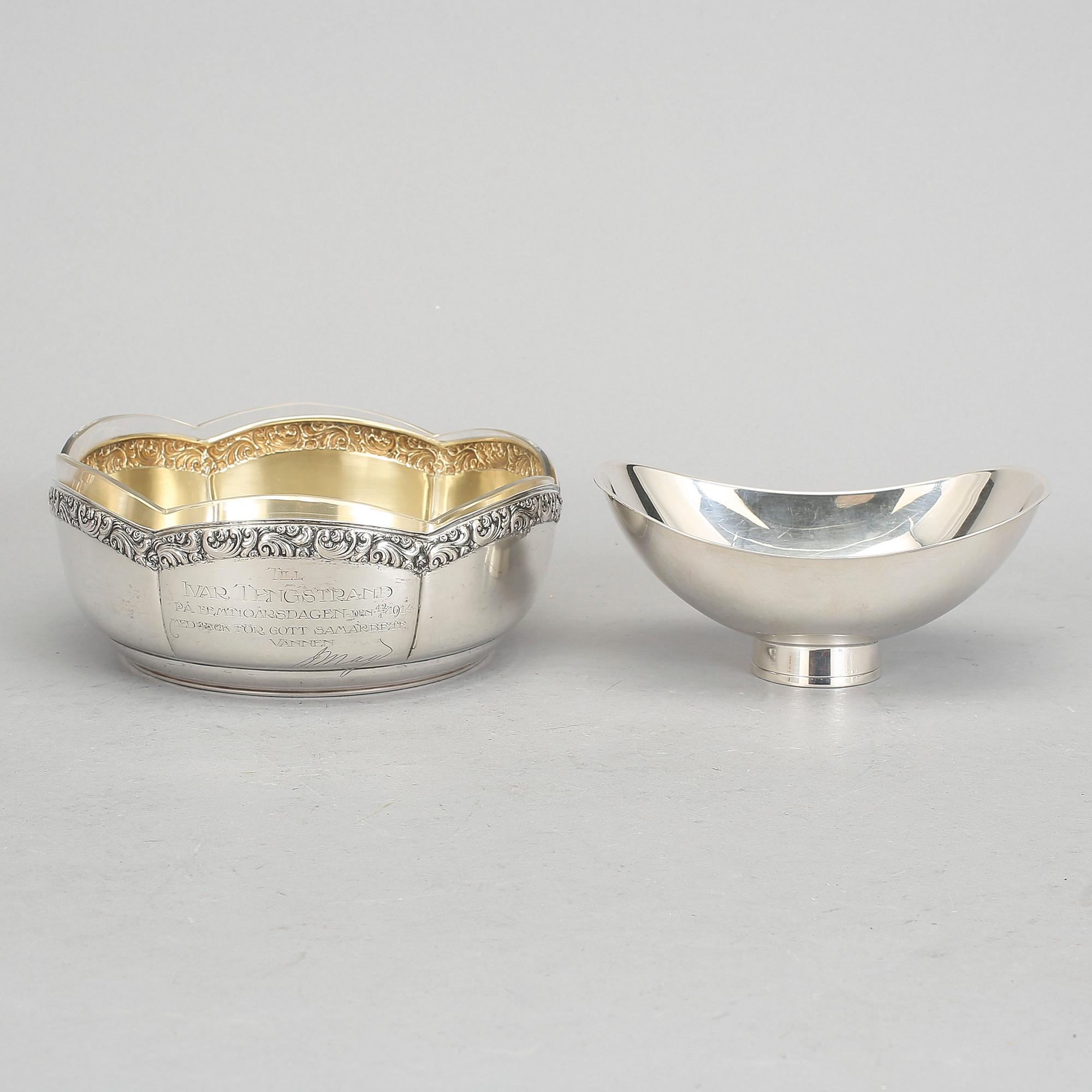 SKÅLAR, 2 stycken, silver och glas, 1900-tal. Total silvervikt ca 393 gram.