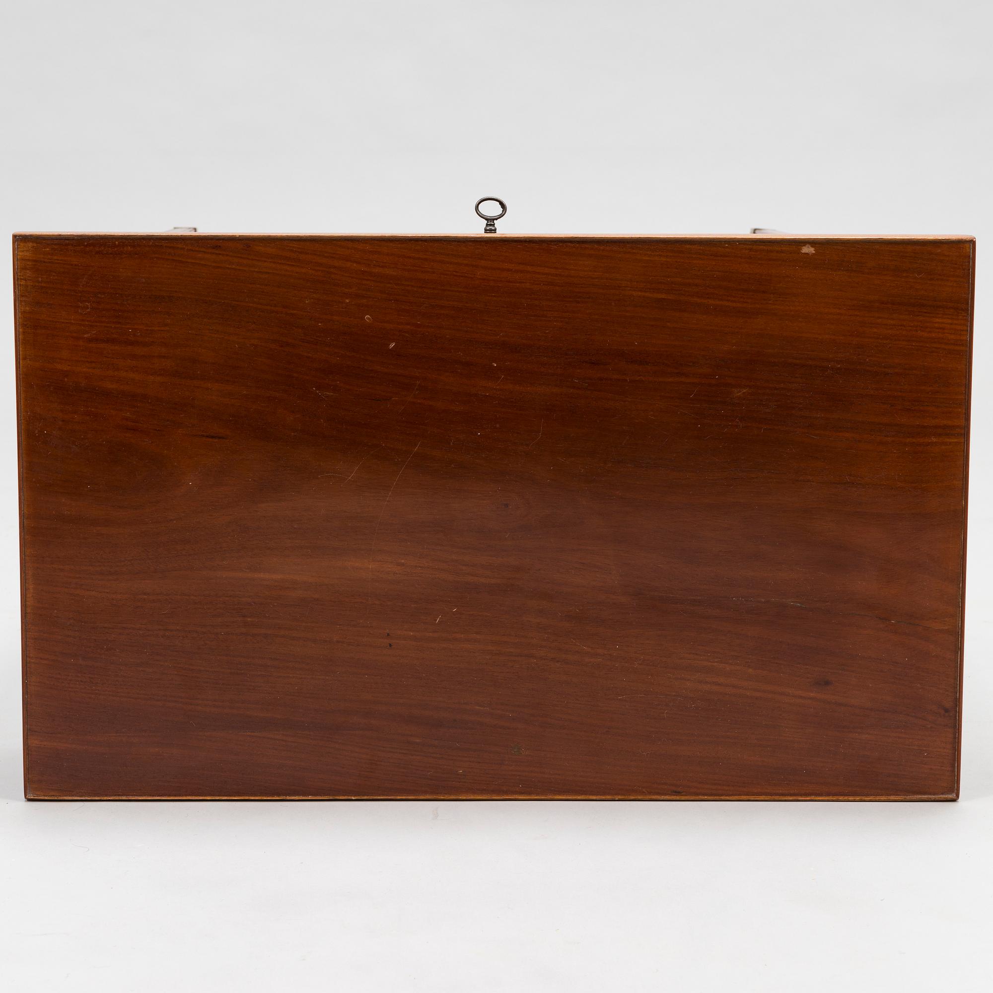 PÖYTÄ, myöhäiskustavilainen, signeerattu C G Foltiern, 1800-luvun alku.