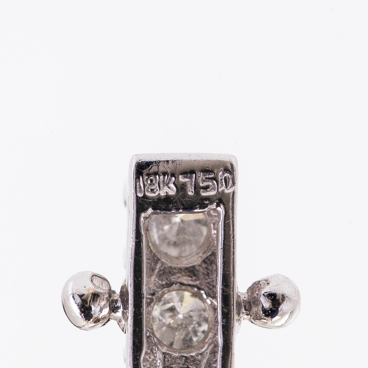 Tennisrannekoru, 18K valkokultaa, briljanttihiontaisia timantteja yhteensä noin 3.84 ct kaiverruksen mukaan.