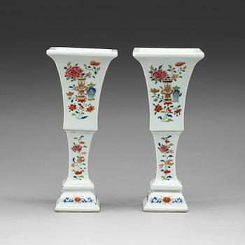 511. A pair of square, famille rose temple vases, Qianlong / Jaiqing, about year 1800.