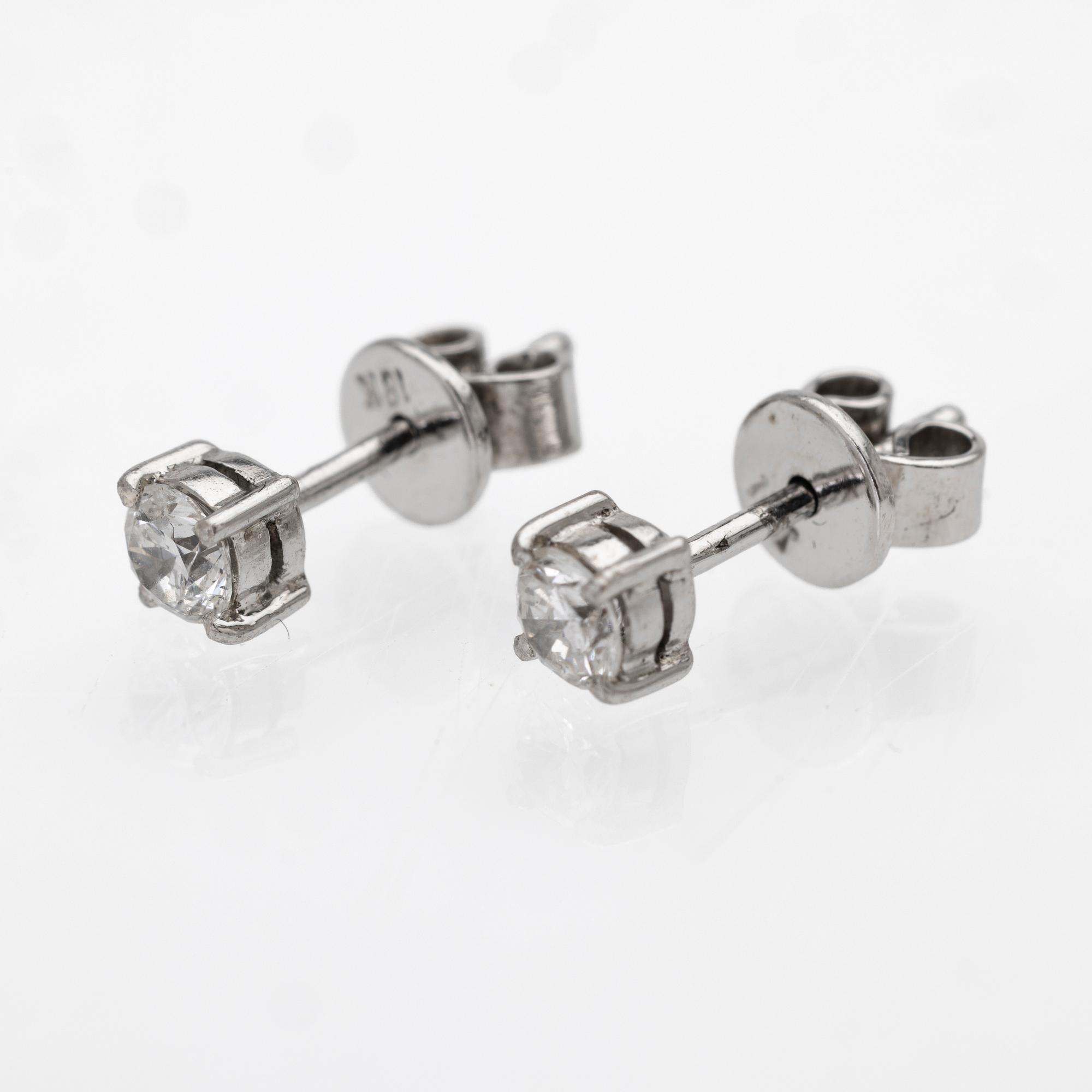 18K white gold earrings with diamonds.