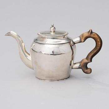 19TH CENTURY RUSSIAN SILVER TEAPOT, Moscow 1804.