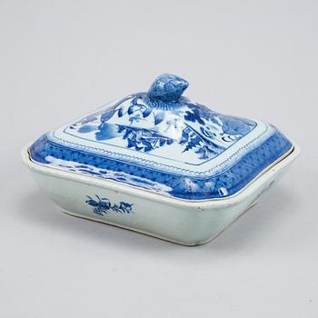 A blue and white vegetable tureen with cover and a butter tureen with cover, Qingdynasty, 19th Century.