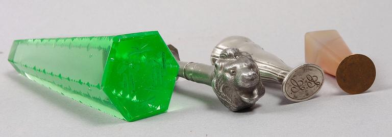 SIGILL, 4 st, glas, agat, tenn samt nysilver. Sent 1800- till tidigt 1900-tal.