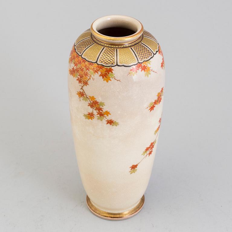 A Japanese satsuma vase, Meiji period (1868-1912).