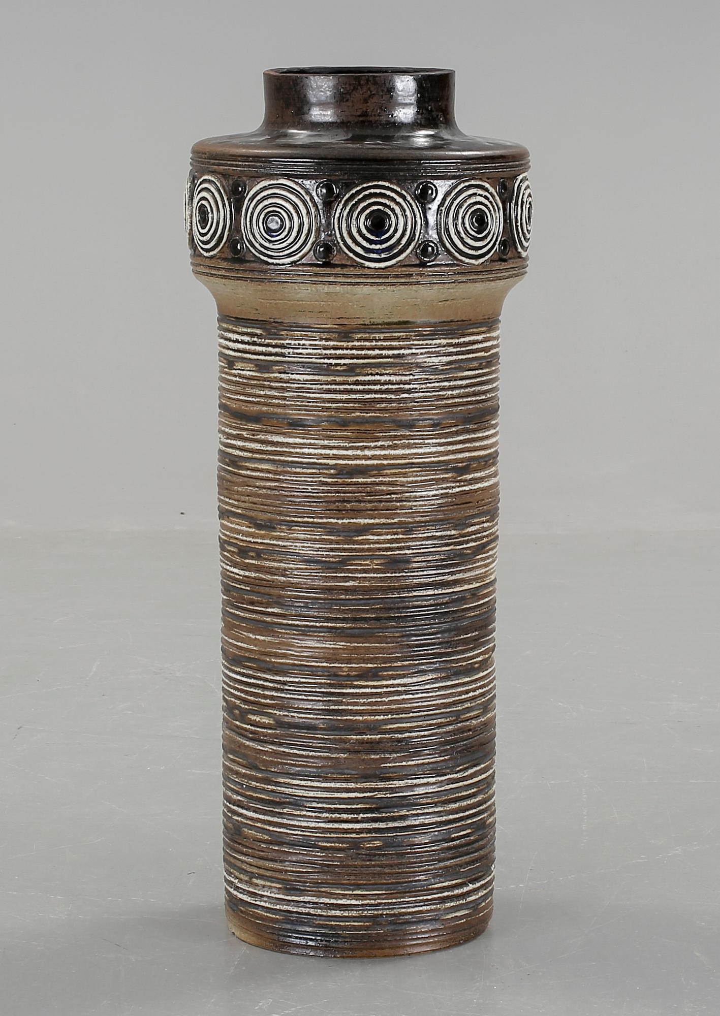 GOLVVAS, chamotterat stengods. Britt-Louise Sundell, Gustavsberg, 1960-tal.