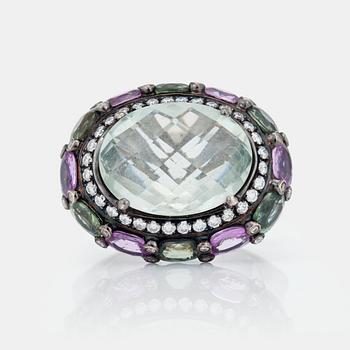 1292. RING med checkerslipad prasiolit ca 5.58 ct, briljantslipade diamanter samt rosa och gröna safirer.