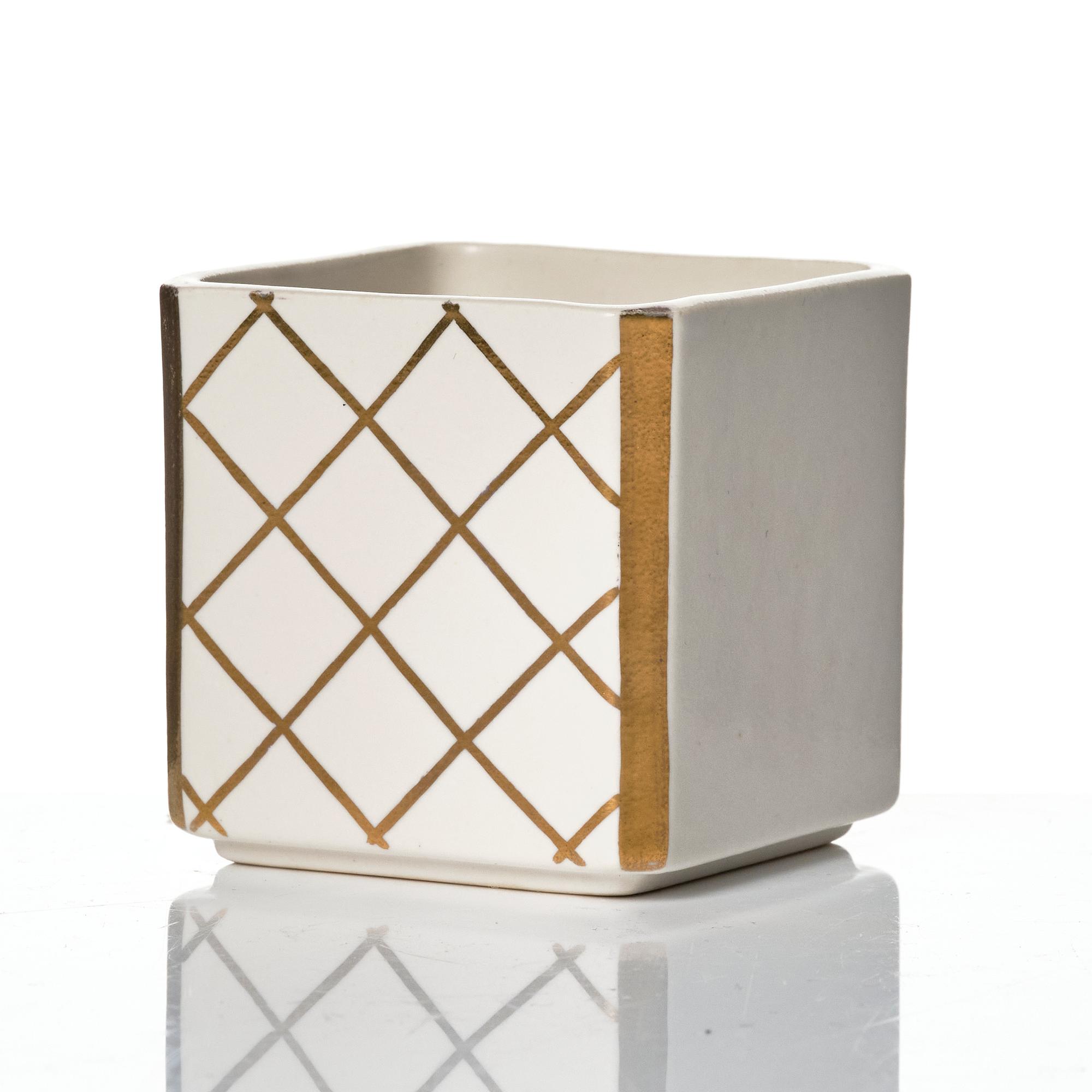 Wilhelm Kåge, 15 pieces of "Carrara" and "Gold Carrara" stoneware dishes, Gustavsberg, Sweden, 1930s/40s.