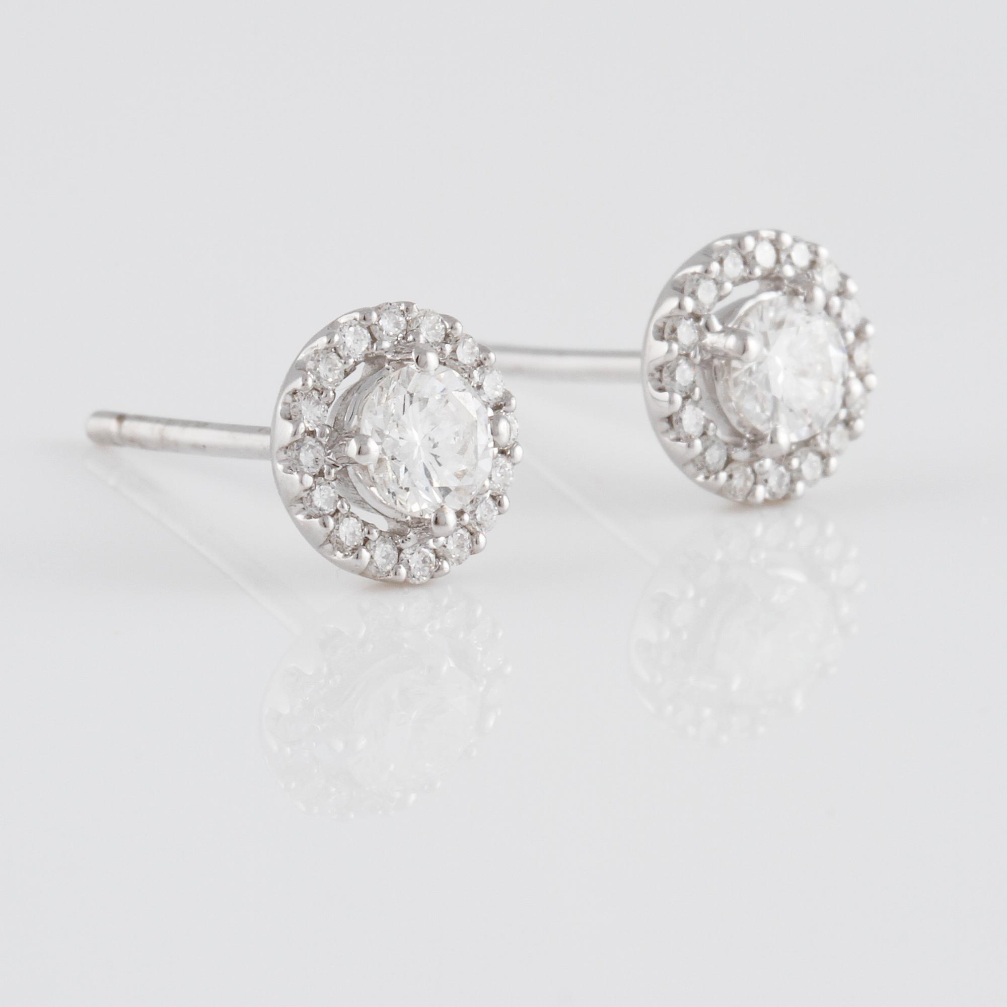 ÖRHÄNGEN, 18K vitguld med briljantslipade diamanter ca 0.44 ct samt mindre diamanter ca 0.16 ct. Vikt 2,4 gram.