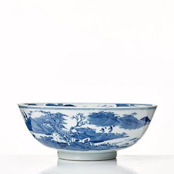 876. A blue and white bowl, Qing dynasty, 19th Century with Kangxi mark.