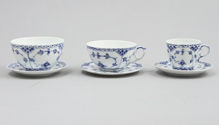 SERVISDELAR, 80 st, porslin, "Musselmalet", Royal Copenhagen, 1900-talets andra hälft.
