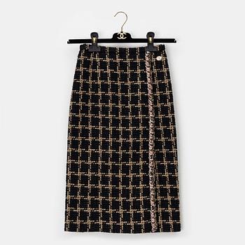 Chanel, a cotton tweed and silk skirt, size 34.