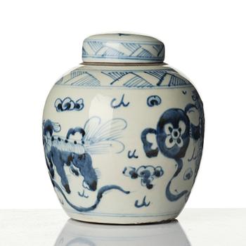 A blue and white porcelain pot, China, Qing dynasty, 19th century.
