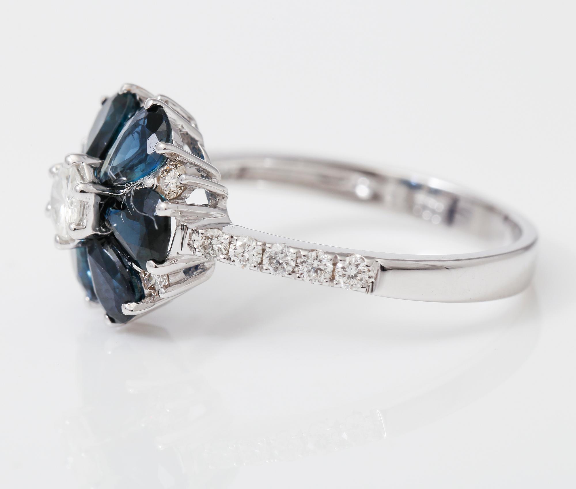 RING, blå safirer totalt ca 1,80 ct, diamanter totalt ca 0,44 ct.
