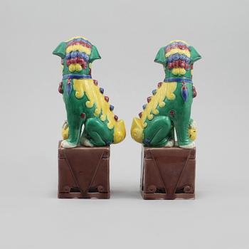 FOHUNDAR, ett par, porslin, Kina, modern tillverkning.