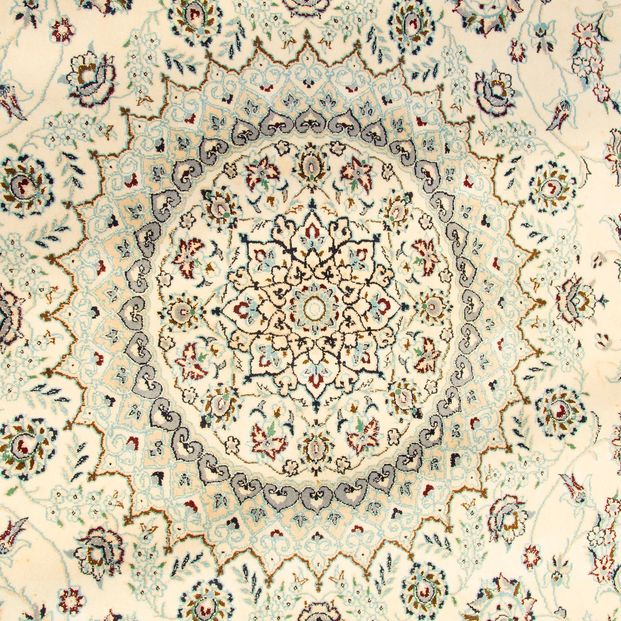 A carpet, Nain, part silk s.k 9LAA. Circa 376 x 249 cm.