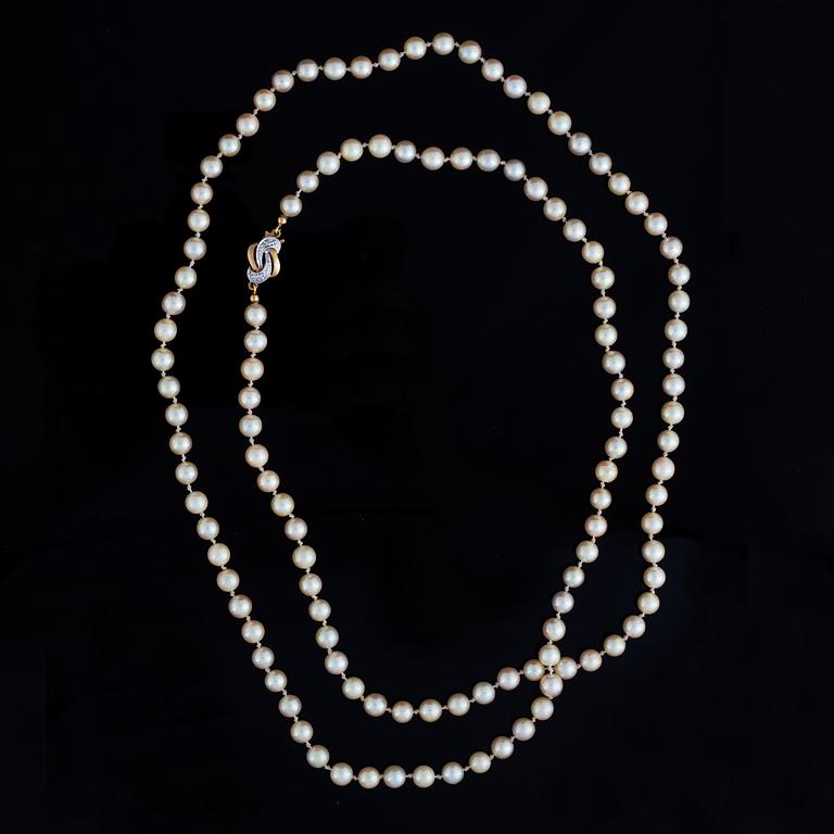 Cultured pearl necklace, clasp 18K gold with eight-cut diamonds.