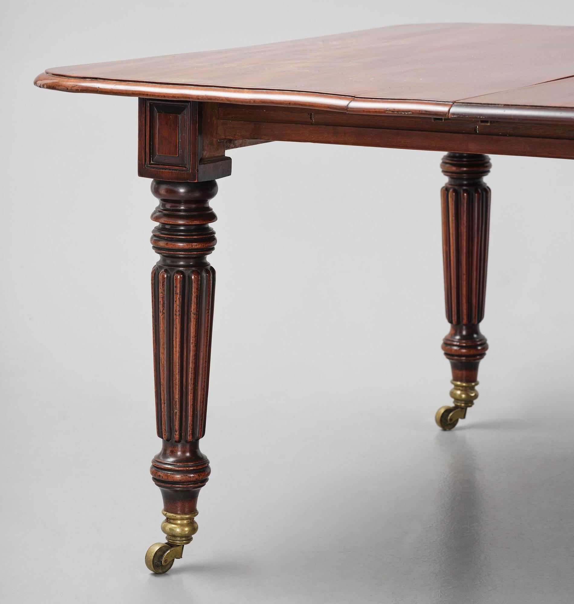 A Regency mahogany dining table, first part 19th century.