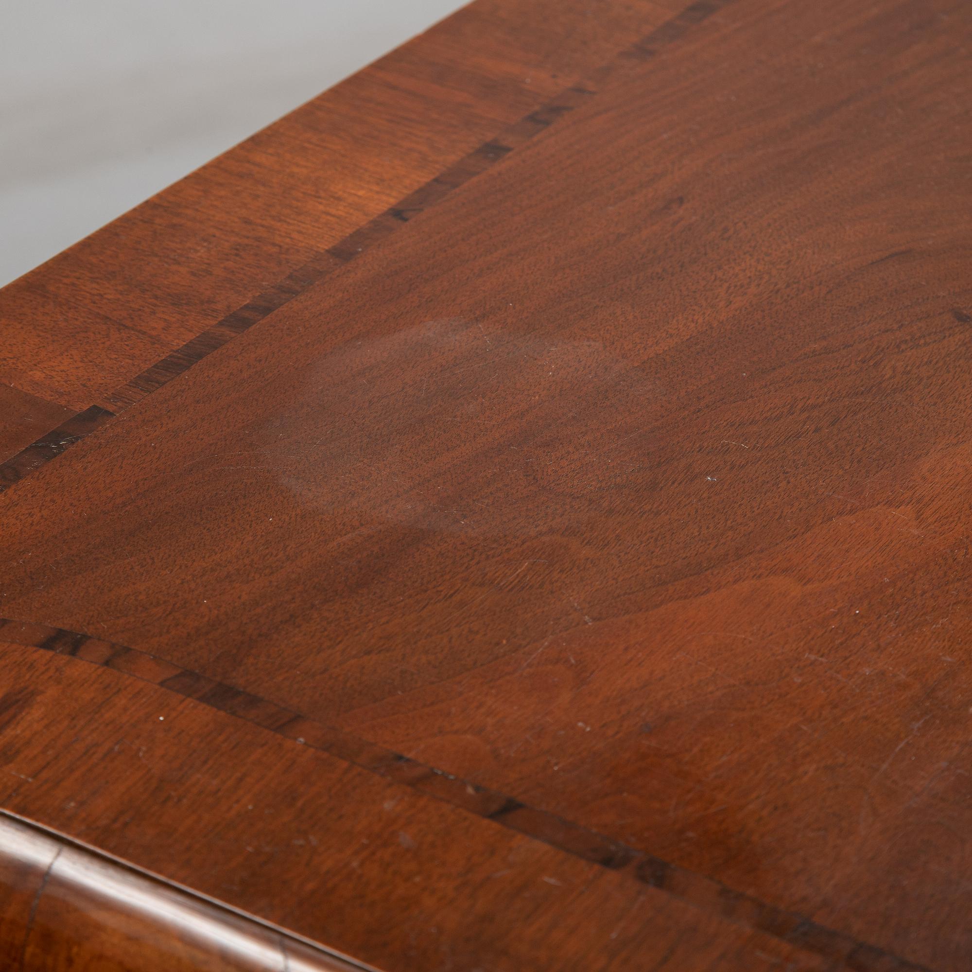 A first half of the 18th Century late Baroque chest of drawers.