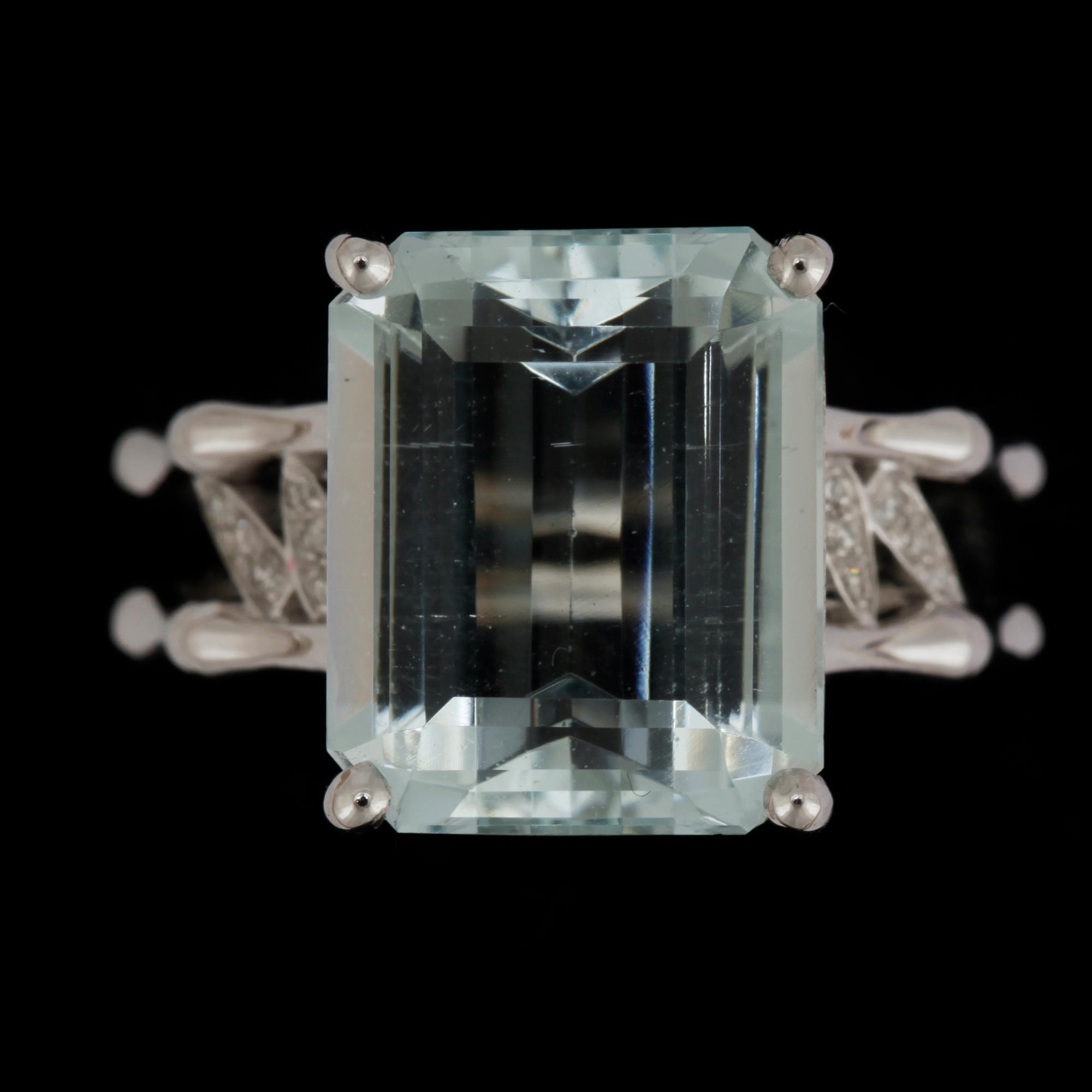 RING, 18k vitguld med trappslipad akvamarin enligt uppgift 6,7 ct samt mindre diamanter. Vikt ca 6 gram.