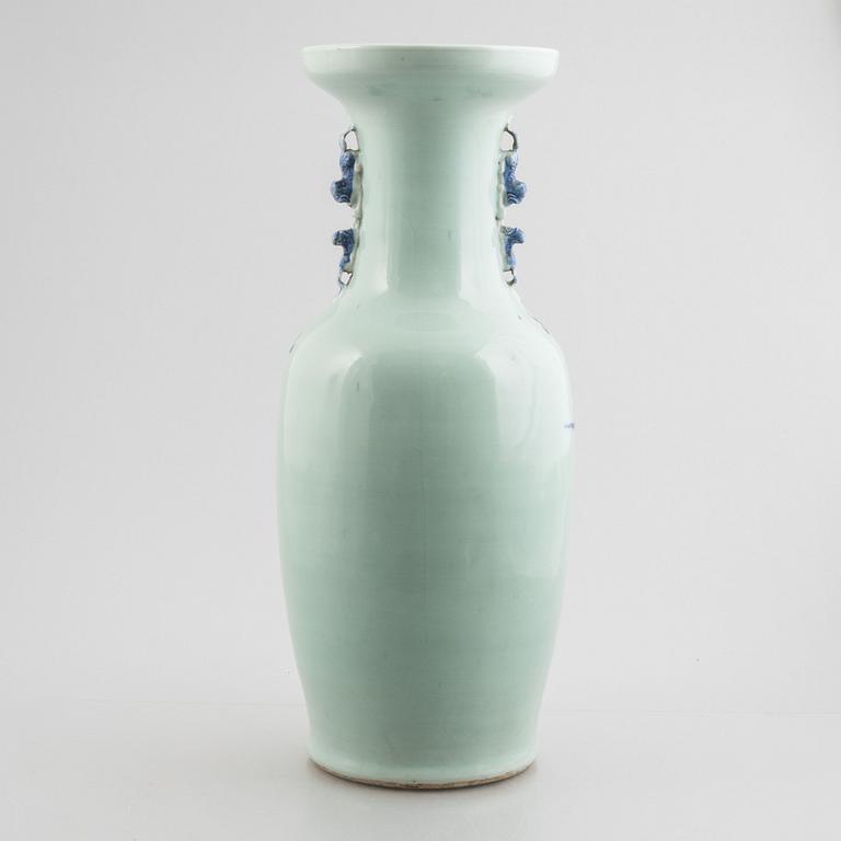 A porcelain vase, China, Qing dynasty, late 19th century.